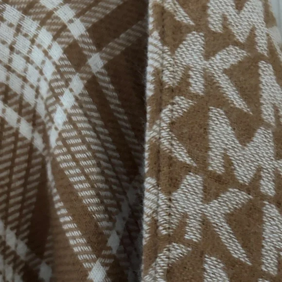 Michael Kors Beige and Cream Patterned reversible shawl nwt - Picture 3 of 5